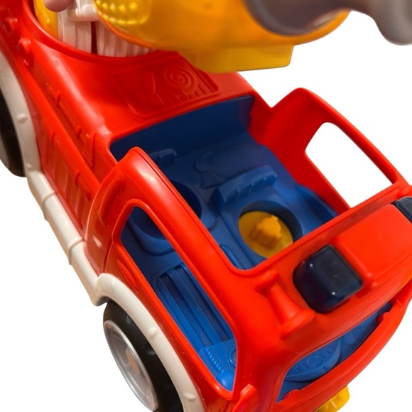 Fisher-Price Little People Lift ‘n Lower Fire Truck - Picture 6 of 11